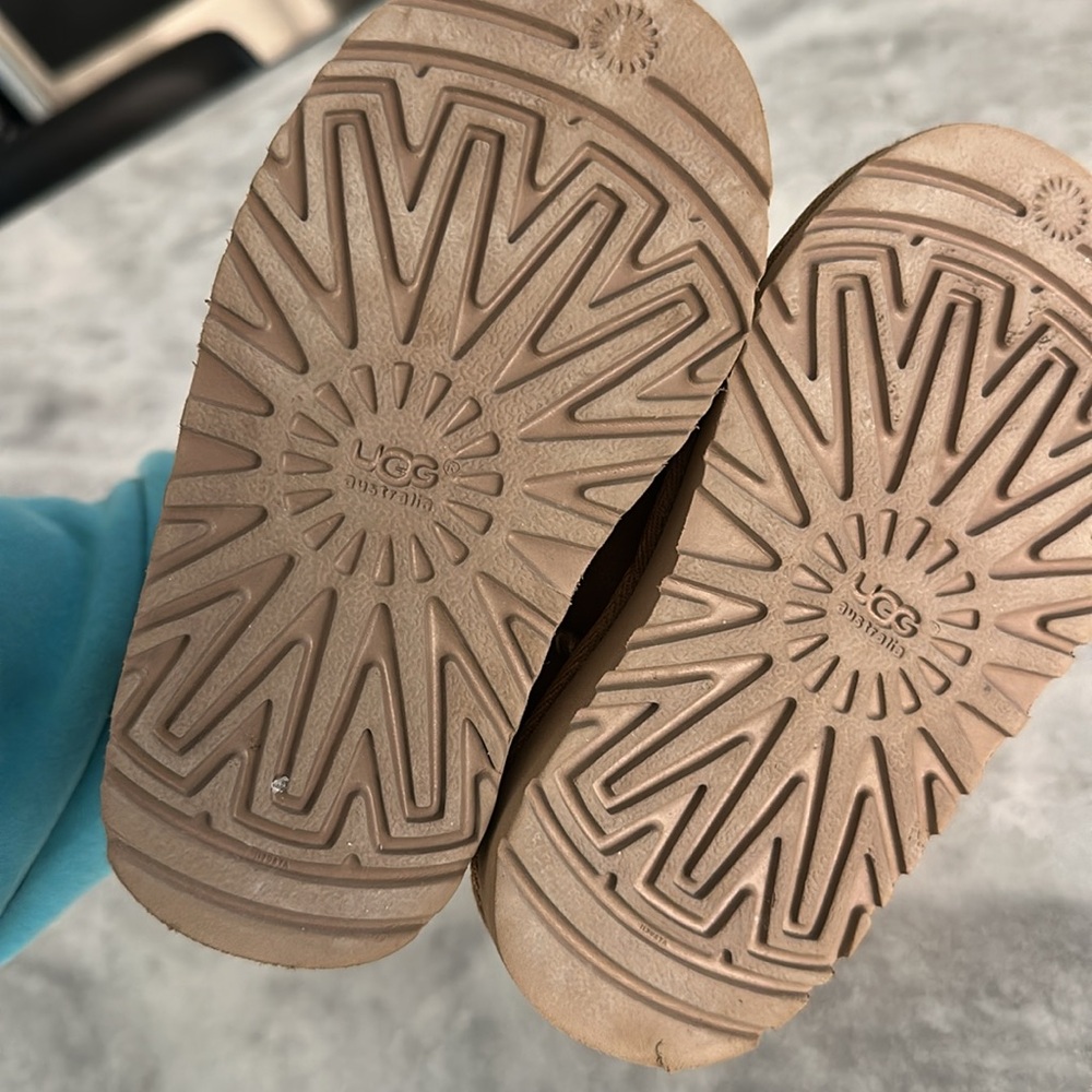 UGG Toddler Girls Classic Bailey Bow Boot II Size 8 - Picture 5 of 5